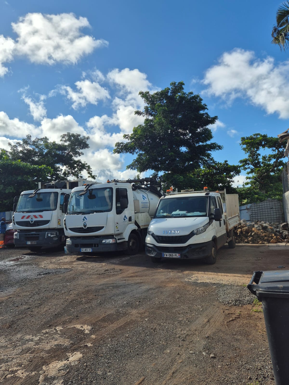 Engin de travaux publics sur chantier propre